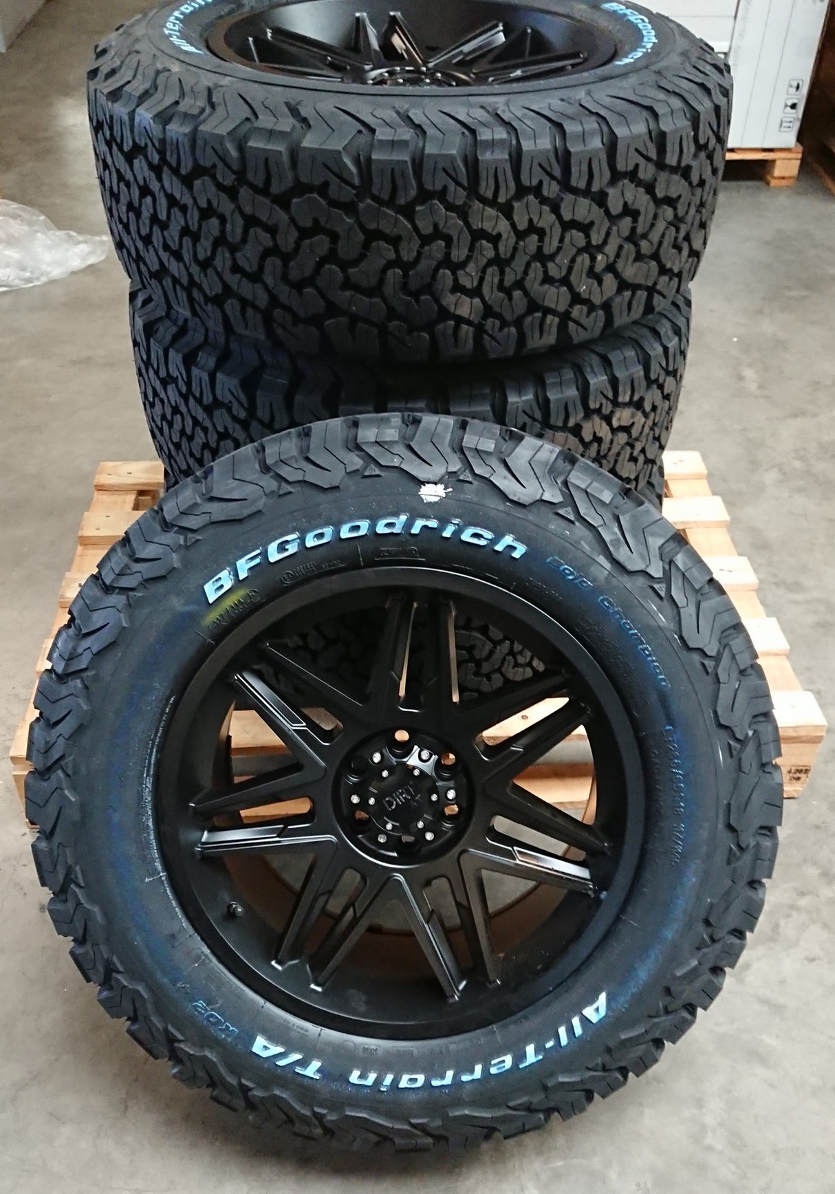 4x rims Dirt D62 9x18 ET25 6x114,3 + 4x tires BF Goodrich KO2